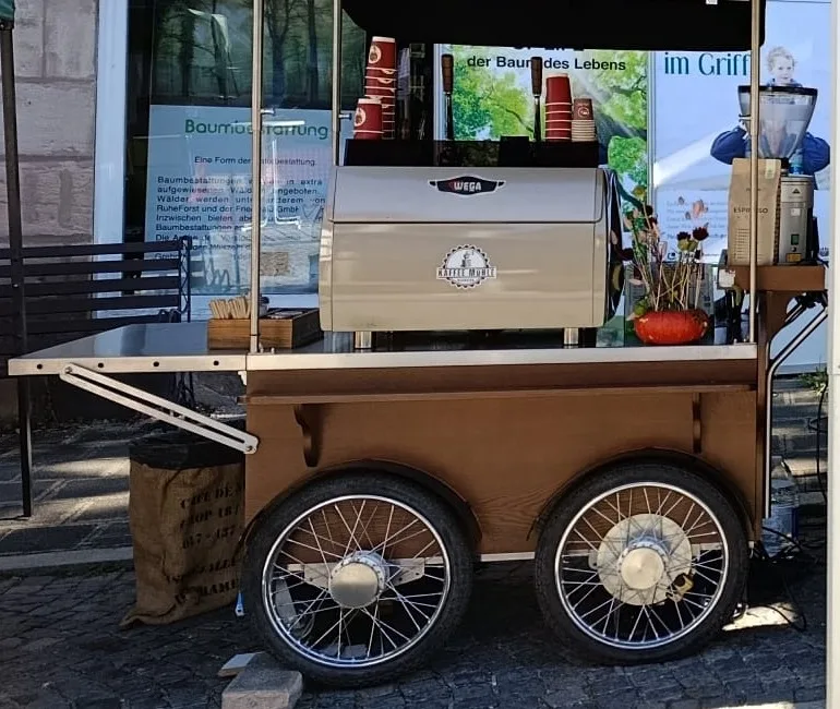 Holzwagen mit Espressomaschine und Speichenrädern, passend zur Hochzeitsdeko