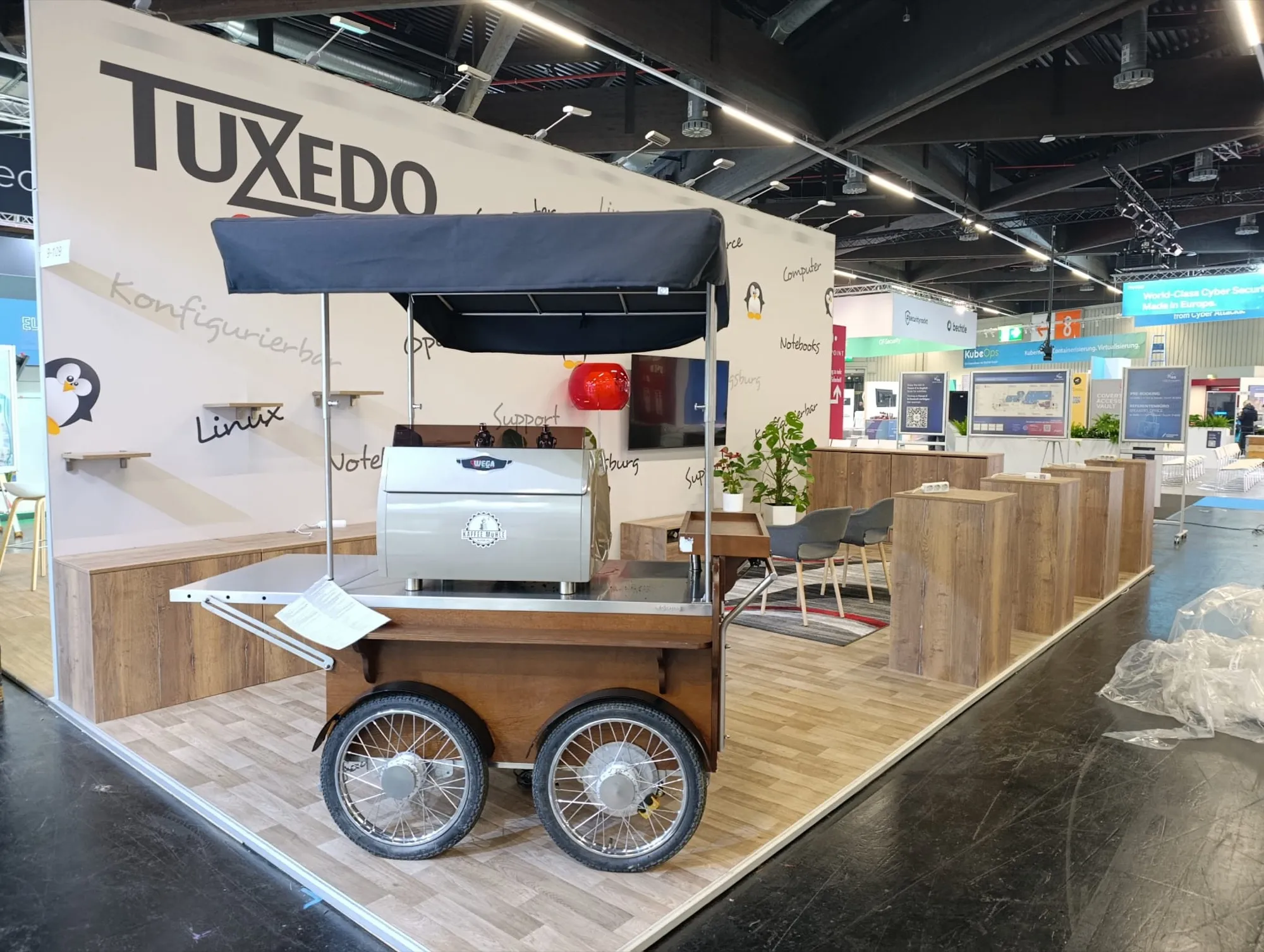 Coffee Bike der Kaffeemühle an einem Messestand in einer Messehalle