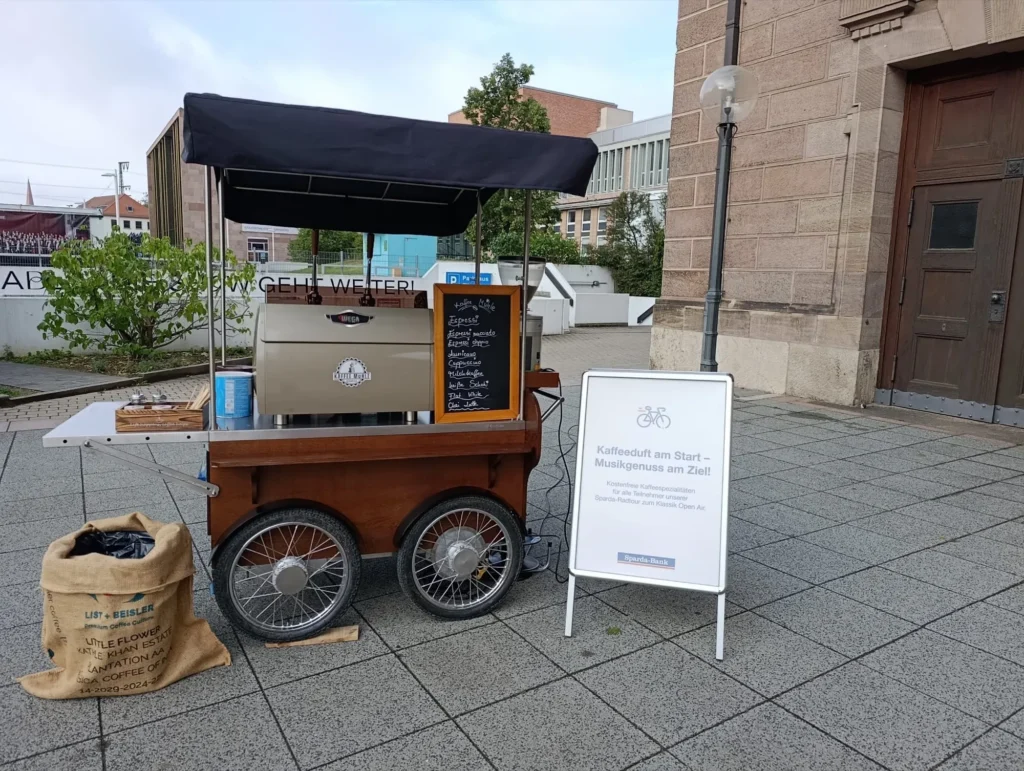 Coffee Bike mit Aufsteller der Sparda-Bank beim Start einer Radtour