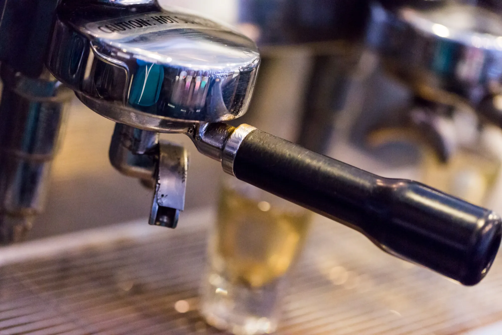 Espressomaschine mit Siebträger in einem Café