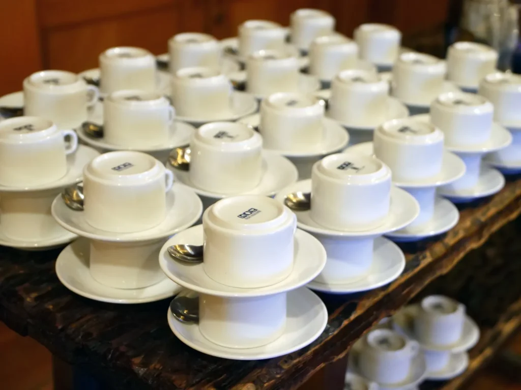 Gestapelte weiße Kaffeetassen auf einem Holztisch